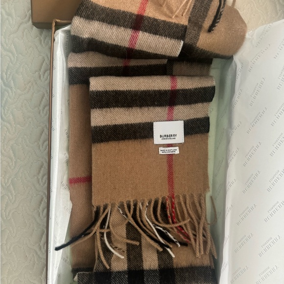 BURBERRY CASHMERE SCARF BRAND NEW NEVER WORN - Picture 4 of 7